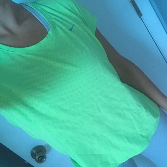 Nike Dri-Fit workout shirt - Picture 3 of 4